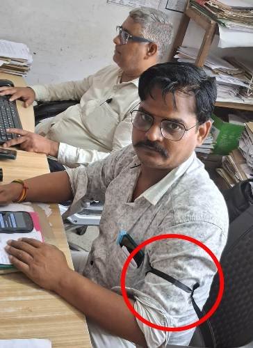 अयोध्या के लेखपाल मामले को लेकर आक्रोश, काली पट्टी बांध जताया विरोध