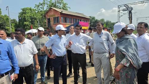 महाप्रबंधक  डिम्पी गर्ग ने राजेंद्र पुल, मोकामा के समानांतर नए रेल पुल पर चल रहे प्री-एनआई कार्यों का किया निरीक्षण