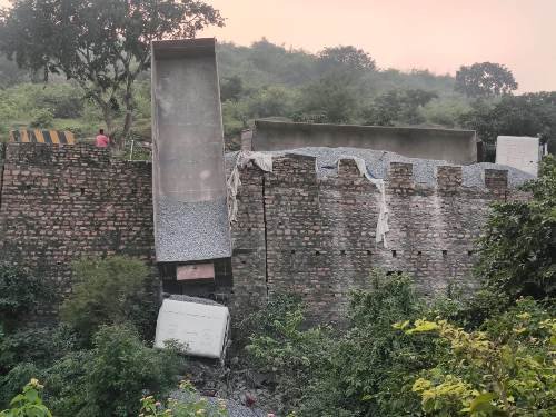 ब्रेक फेल होने से गिट्टी लदी ट्रेलर 25 फीट नीचे खाई में गिरी दूसरी भी पलटी 