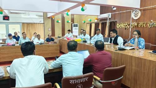 मंडलायुक्त ने सीएम डैशबोर्ड एवं शासन के प्राथमिकता वाली योजनाओं की समीक्षा की